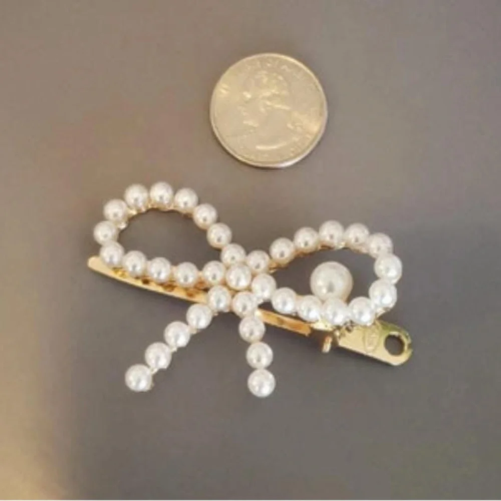 Chic‎ Pearl Bow Hair Clip